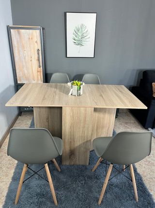 Mesa práctica + 4 sillas estilo nórdicas