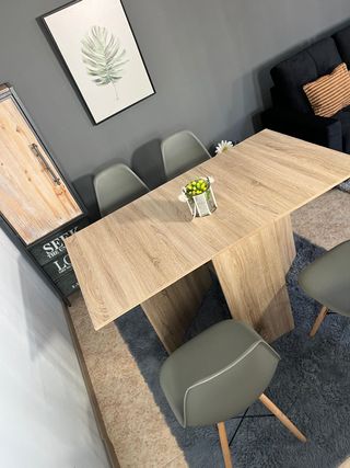 Mesa práctica + 4 sillas estilo nórdicas