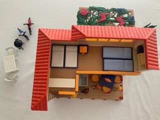 CASA DE PLAYMOBIL CON TODOS LOS ACCESORIOS.