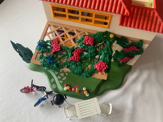 CASA DE PLAYMOBIL CON TODOS LOS ACCESORIOS.