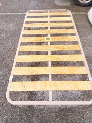 Se vende una cama de una plaza en buen estado