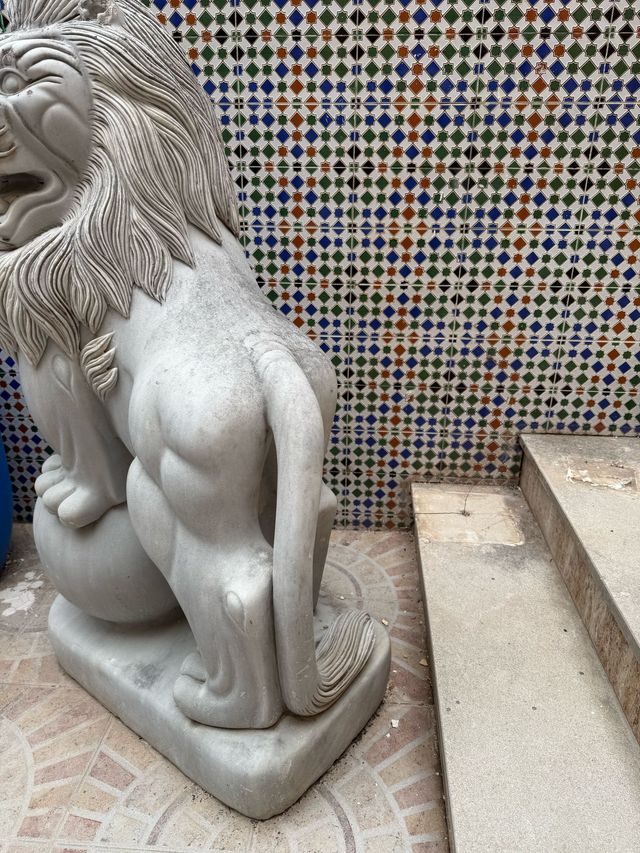 Pareja de esculturas de leones tallados en mármol.