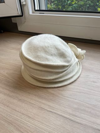 Sombrero de lana blanco con flor