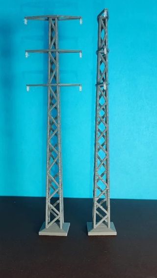 Escala H0 -  4 torres eléctricas troncopiramidales
