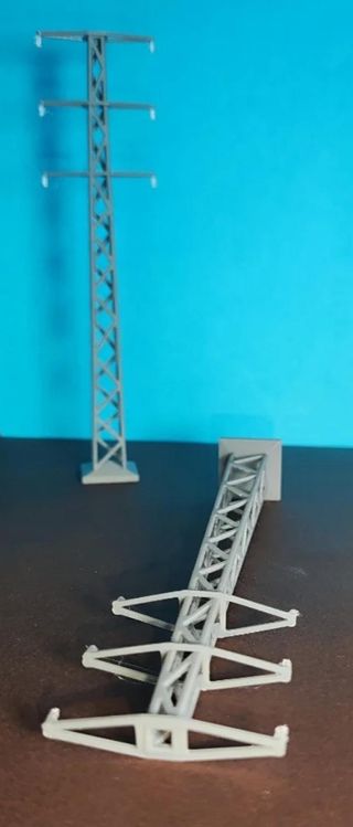 Escala H0 -  4 torres eléctricas troncopiramidales