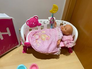 Cuna y armario nenuco con ropa y muñeco