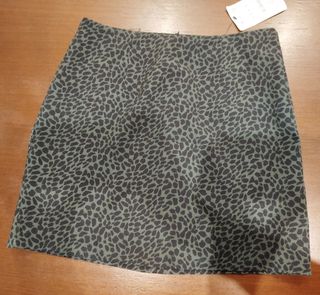 Minifalda a estrenar marca Pullandbear 