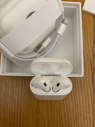 Airpods en caja original y cargador.