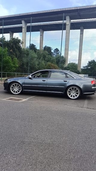 Audi S8 