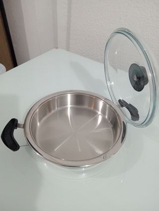 ,.Olla AMC  DIAMT. 28 CM. ALTA 6 CM. CABEN 2 LITRO