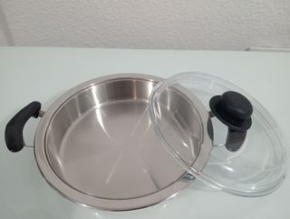 ,.Olla AMC  DIAMT. 28 CM. ALTA 6 CM. CABEN 2 LITRO