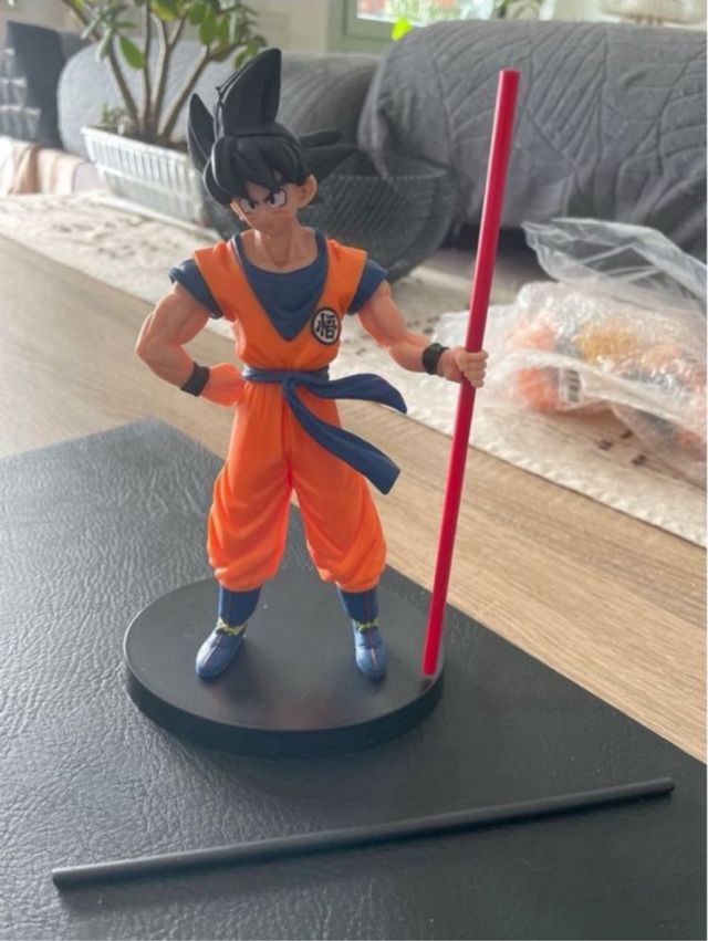 Action figure Goku con due bastoni da passeggio