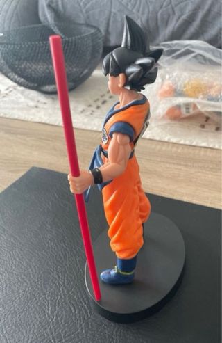 Action figure Goku con due bastoni da passeggio