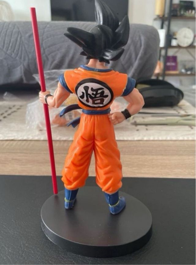 Action figure Goku con due bastoni da passeggio