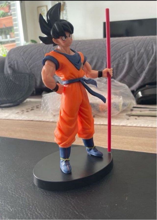 Action figure Goku con due bastoni da passeggio