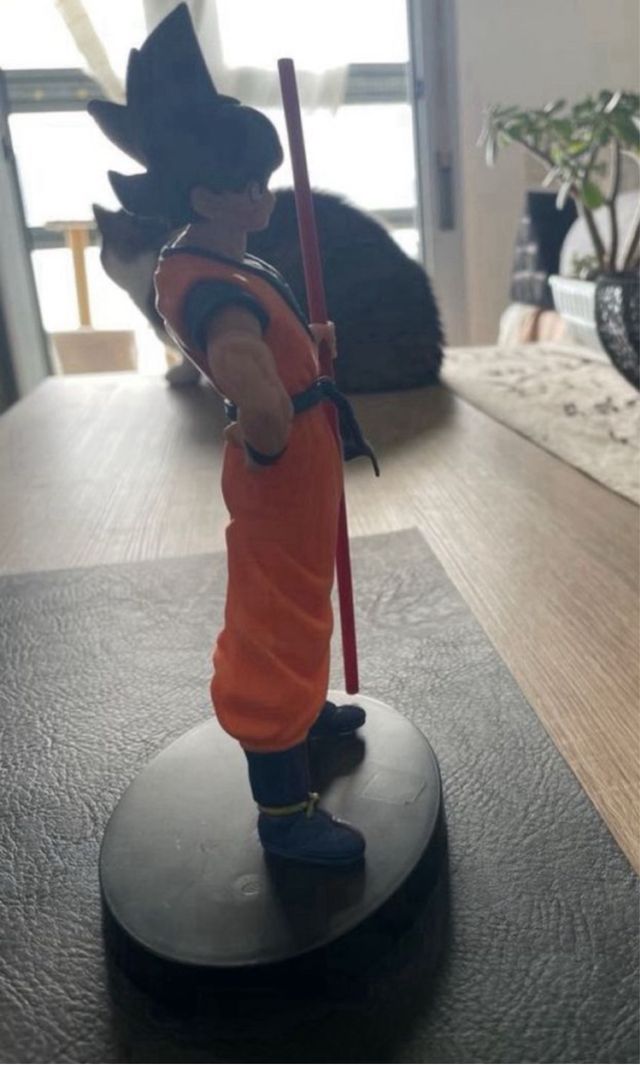 Action figure Goku con due bastoni da passeggio