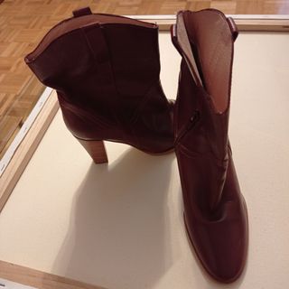 Botines marrones de piel.