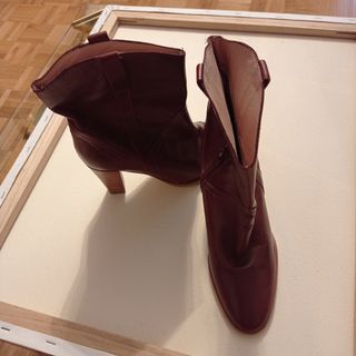 Botines marrones de piel.
