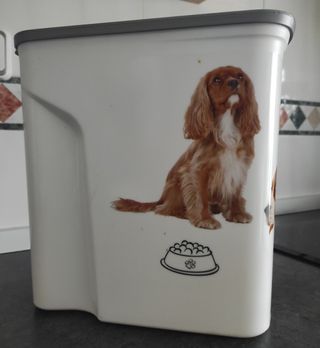 Caja de almacenamiento de pienso