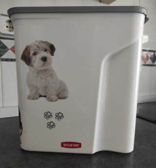 Caja de almacenamiento de pienso