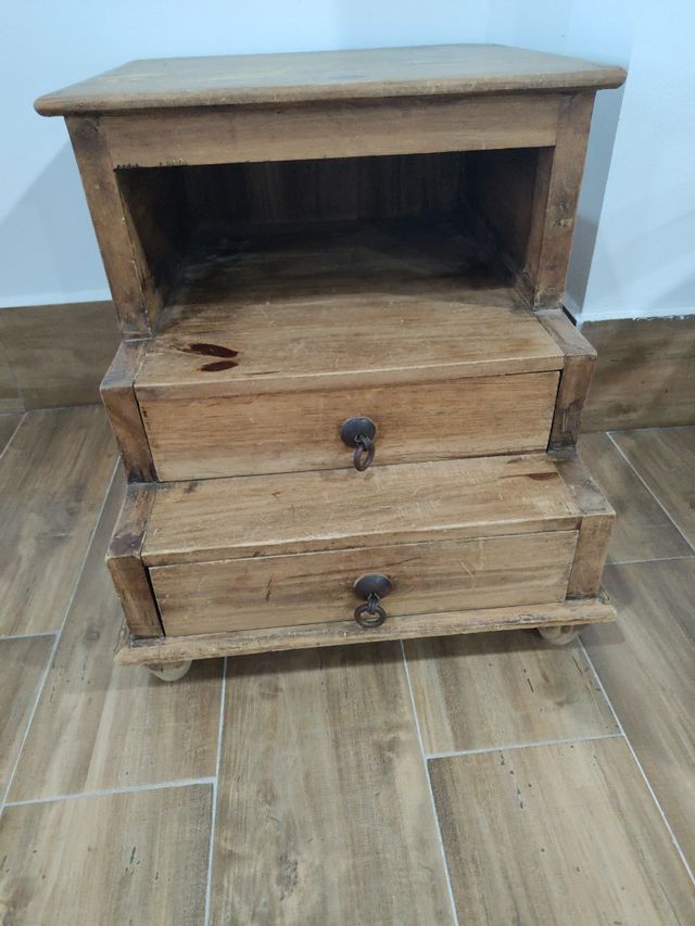 Mesita baja madera maciza.