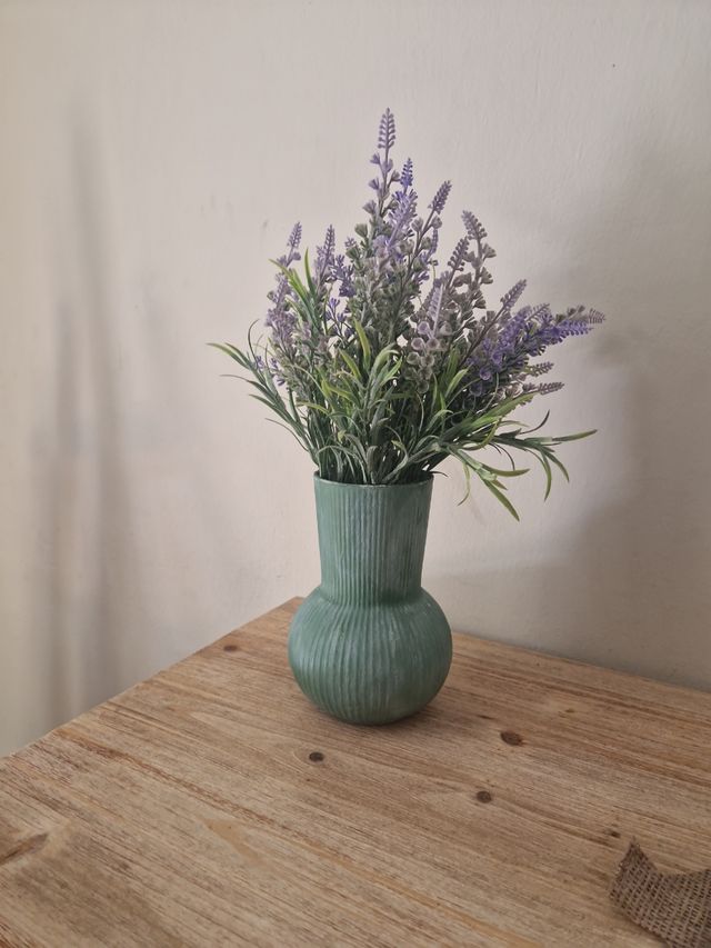 Jarrones pintados en  "Lavanda", "Dorado", "beig"