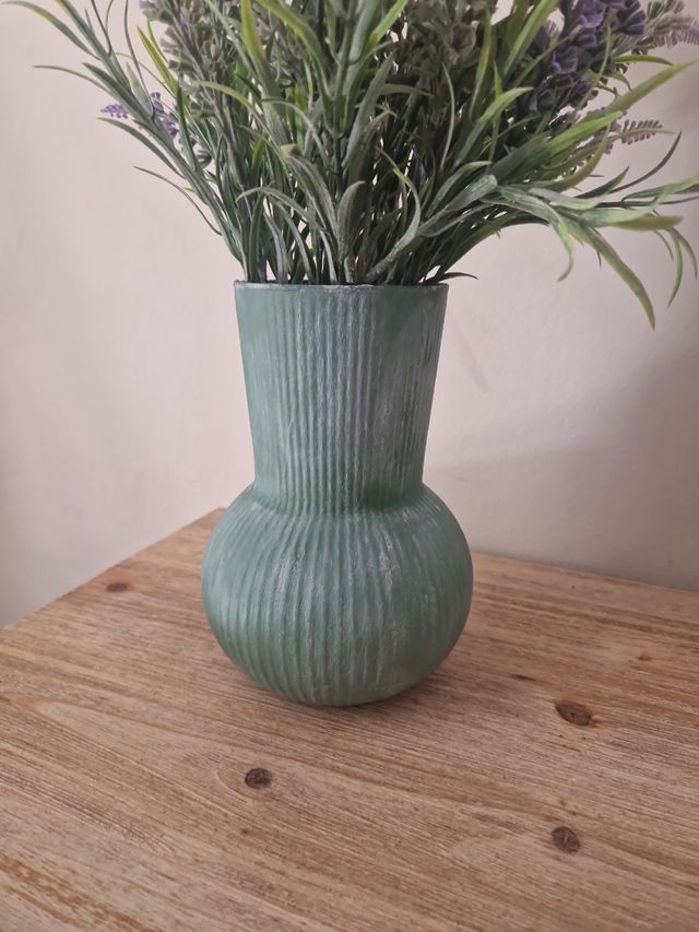 Jarrones pintados en  "Lavanda", "Dorado", "beig"