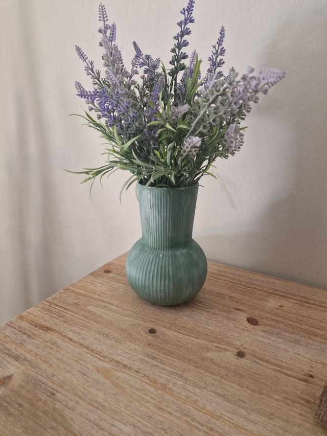 Jarrones pintados en  "Lavanda", "Dorado", "beig"