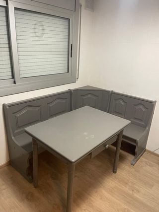 Conjunto mesa con banco en L y 2 sillas