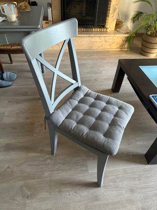 Conjunto mesa con banco en L y 2 sillas