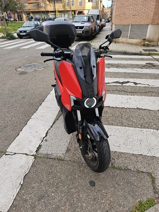 Se vende Seat Mo e-Scooter 125 en perfecto estado.