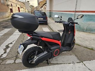 Se vende Seat Mo e-Scooter 125 en perfecto estado.