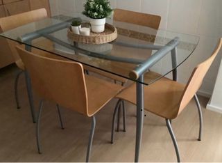 Mesa cocina y cuatro sillas
