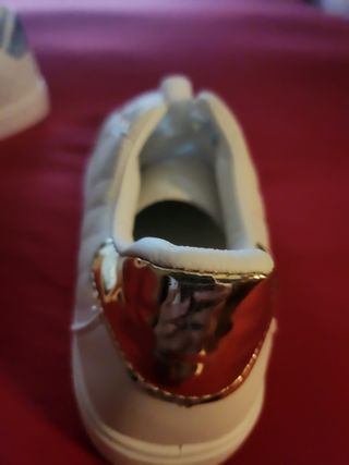 Zapatos blancas y doradas