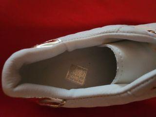 Zapatos blancas y doradas