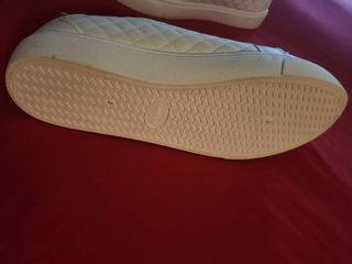 Zapatos blancas y doradas