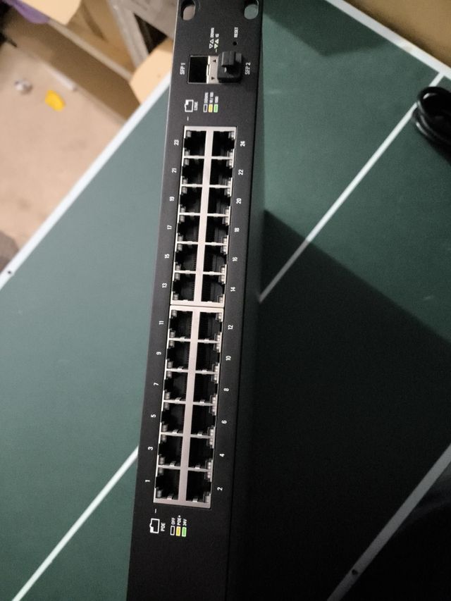 Switch gestionable Poe gigabit ubiquiti de 24/48V