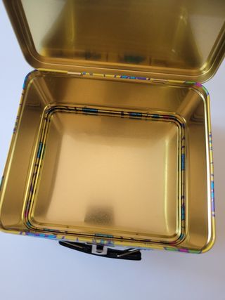 Caja metálica con cierre con asa