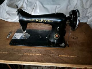 Máquina coser Alfa antigua
