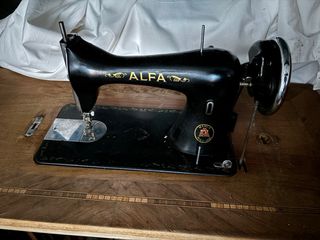 Máquina coser Alfa antigua
