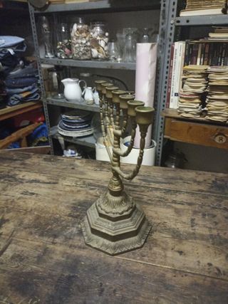 Antiguo candelabro hebreo