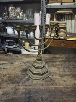 Antiguo candelabro hebreo