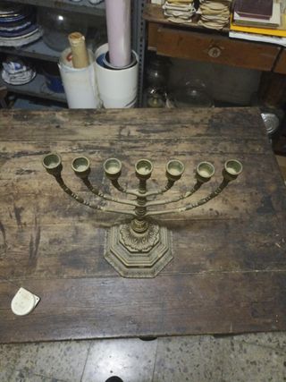 Antiguo candelabro hebreo