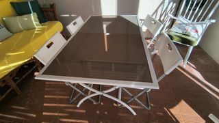 Mesa de aluminio y cristal plegable y sillas