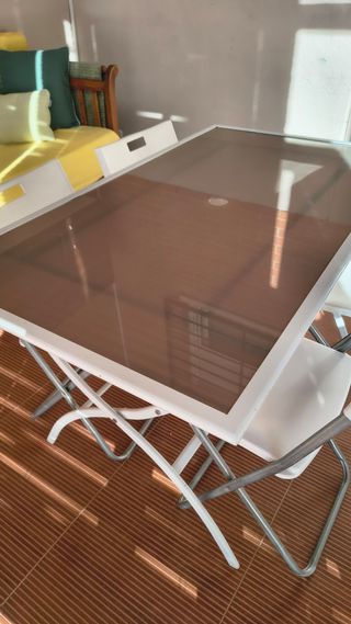Mesa de aluminio y cristal plegable y sillas