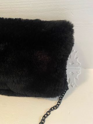 Bolso de pelo negro Stradivarius