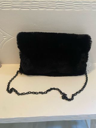 Bolso de pelo negro Stradivarius