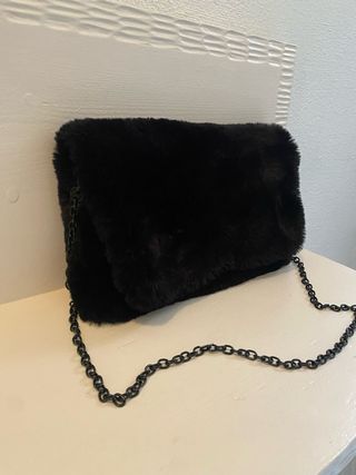Bolso de pelo negro Stradivarius