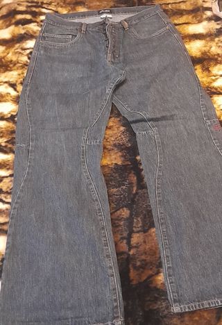 Pantalones fox skate.