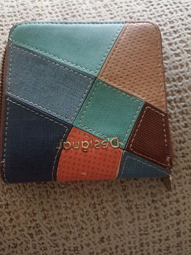 Cartera desigual con marcas de uso